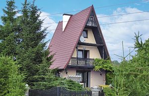  Stenhus i 2 etager m. delv. overdækk. terras. og altan. Pejs i opholdsstuen. Huset ligger direkte ud til Stettin Bugt. Stejl trappe. ...