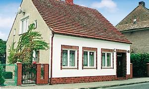  Landsted med åben terrasse på havegrund ved hovedgaden. Der er gode muligheder for fiskeri i nærheden. ...