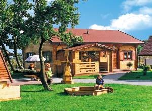  Disse komfortable bjælkehuse ligger kun ca. 5 km fra Mielno ved Østersøkysten. Husene er nabohuse til PPO329, 438 og 439. De er komfortabelt og meget hyggeligt indrettet. Børnene har rig mulighed ...