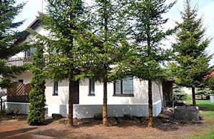  Halvdel af et stort dobbelthus med egen velholdt grund. 3 km til havet, 1 km til søen. Fiskemulighed i privat sø mod gebyr. ...