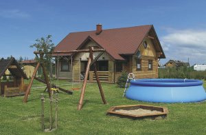  Disse to fantastiske bjælkehuse ligger på en fælles enggrund og er fremragende indrettet. De byder på et hyggeligt hjem til en ferie ved Østersøen og ligger kun få skridt fra Jamnosee. Børnen ...