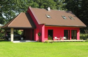  Nyt og moderne indrettet feriehus med en spændende arkitektur samt en meget rolig beliggenhed på en stor, indhegnet naturgrund omgivet af skov og marker. Til huset hører en dobbeltsidet pejs og to ...