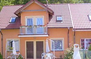  Enkelt indrettet halvdel af dobbelthus. Det ligger på en fællesgrund nær kysten. Åbent soverum. Gård m/rideheste 500 m. Nær PPO524. Stejl trappe. ...