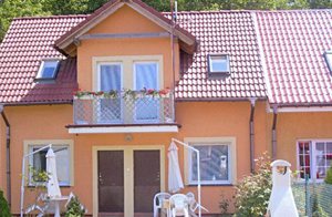  Komfortabelt indrettet dobbelthus på lukket grund fælles med PPO523 og udlejeren. Et soverum er åbent. Huset ligger nær kysten. Stejl trappe. ...