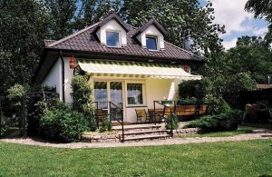  Meget flot feriehus på en lukket naturgrund ved vandet med en lille naturbadestrand. Fra terrassen er der panoramaudsigt over søen Neuwarper. Der findes en bådebro, en fiskerenseplads og en røgeo ...
