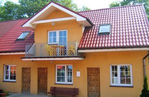  Moderne indrettet rækkehus (venstre). Ved siden af PPO581. Dejlig, bred strand på stedet. Cykel- og surfbrætudlejning ca. 2 km derfra. Soverum på 1. sal åbent. ...