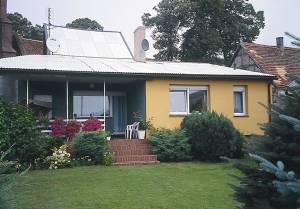  Dette feriehus med anneks har plads til op til 10 personer og er således velegnet til flere familier, der ønsker at holde ferie sammen. Den lukkede havegrund ligger nær vand og klitter. Cykeludlej ...