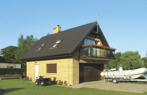  Feriehus overfor PPO626. Det råder over et badebassin og en badmintonbane. En båd med motor og styrmand og fire cykler kan lejes. Der er adgang til en grund ved Neuwarpsøen med bålplads. Husejere ...