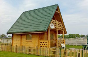  Disse komfortable og hyggeligt indrettede feriehuse med panoramaudsigt over søen, ligger kun 5 km fra Østersøkysten. De to identiske træferiehuse PPO636 og PPO637 samt lejlighederne PPO646 (stuee ...
