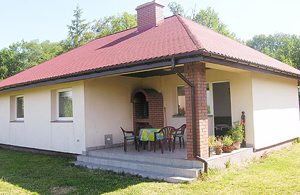  Helårs feriehus på en lukket grund ved vandet ved søen Nowe Warpno. På den store overdækkede terrasse er der en udendørs kamin. Szczecin ligger ca. 38 km væk. ...