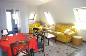  4. sals lejlighed i et hus, der ligger i roligt område nær havnen og en sandstrand. Færgeforbindelse til Bornholm. Husejeren taler engelsk og dansk. ...