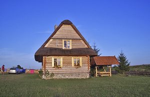  Træhus med stråtag, der kan beboes hele året rundt. Det er indrettet med nye træmøbler og ligger på en meget stor grund i udkanten af landsbyen og i nærheden af en skov. En terrasse og pejs st ...