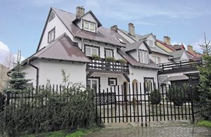  Moderne taglejlighed i en lille pension. I hovedsæsonen kan I bestille morgenmad mod betaling. Fælles grill og legeplads. Barneseng og -stol på forespørgsel. En pc står til rådighed. En dobbelt ...