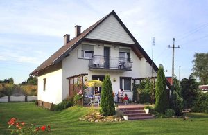  Dette flotte og velindrettede feriehus med to altaner ligger ca. 15 km fra Miedzyzdroje (Misdroj) og ca. 30 km fra Swinoujscie (Swinemünde) ved Østersøkysten. Fra terrassen har I udsigt til en næ ...