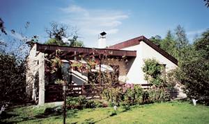  Feriehus af sten. Det er hyggeligt indrettet. 1 soveværelse har skydedør. Hesteudlejning kun 2 km. Rideskole i nærheden. ...