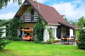  Feriehus af sten med lille garage. Det ligger på en lukket naturgrund ved en sø. Børnevenligt soppebassin og vippe. Båd- og kanoudlejning 400 m. Talrige udflugtsmuligheder og mange gode cykel- og ...