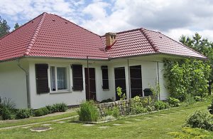  Dette dejlige feriehus af sten ligger på en lukket grund i skønt område. Ved huset er der terrasser med udsigt til skoven. I dette uforstyrrede område ligger der kun 3 feriehuse og naturparken er ...