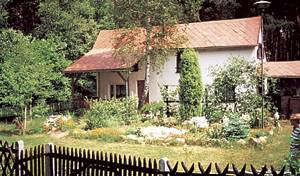  Enkelt og praktisk udstyret hus med to terrasser. Stejl trappe i huset. Soverummene er åbne. Kano til rådighed. ...