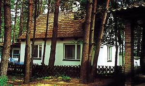  Velholdt feriehus i et feriehusområde. Fra grunden er der udsigt til en sø, der ligger ca. 50 m fra huset. Det ligger nær Gryfino med vandland og tennisbaner. Overvåget parkeringsplads i nærhede ...