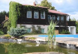  Dette store og rummelige feriehus er moderne og hyggeligt indrettet. Det ligger på en velholdt og pænt anlagt havegrund med en dam. Den skønne store udendørs swimmingpool indbyder til badning på ...