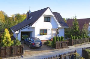  Dette nye og store feriehus er indrettet med megen smag, og der er kælet for detaljen. Rummene er udstyret med flise- og parketgulve. Alt virker lyst og venligt. I kan leje to cykler hos udlejeren,  ...