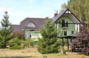  Denne sande perle af et feriehus ligger på en lukket skov-/naturgrund og byder på komfort og hyggeligt miljø. Der er både en garage, carport og parkeringsplads hvor I kan sætte bilerne. Flisebad ...