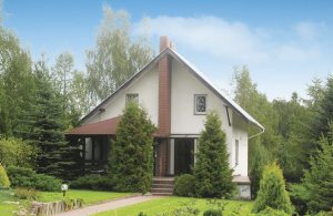  Dette feriehus ligger på husejerens indhegnede grund. Det er indrettet med blandede møbler og pejs. Barneseng og -stol, rutsjebane og sandkasse står til fri afbenyttelse. På grunden er der ligele ...