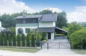  Dette moderne og hyggelige hus ligger på en meget velholdt grund i nærheden af Opole og Turawskie-søen. Der er seks cykler og to børnecykler. ...