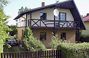  Velindrettet feriehus med overdækket terrasse. Sø med fiskemuligheder 800 m. Stejl trappe i huset. ...