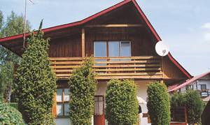  Praktisk indrettet feriehus med overdækket terrasse på lukket naturgrund. Stejl trappe i huset. Ingen ungdomsgrupper. ...