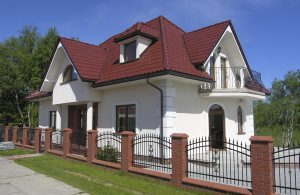  Dette dejlige og komfortable feriehus ligger på en lukket grund. Det er indrettet med moderne, stilfulde møbler. Om sommeren kan I nyde udsigten til skoven, mens I hygger jer udendørs med grillmå ...