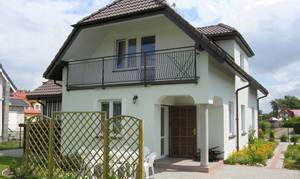  Dette moderne og hyggelige feriehus med en dejlig terrasse og et 10 m2 stort havehus ligger på en lukket grund i et feriehusområde. Husejeren taler tysk. ...