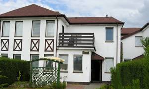  Denne Lejlighed er indrettet med to stuer med hver en pejs. Den er egnet til to familier. Sauna kan benyttes mod gebyr. Der er to terrasser. ...