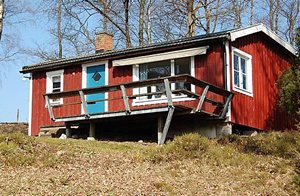 Feriehus på en ugenert, højtbeliggende grund med en smuk udsigt over søen. Gode muligheder for at se elge komme gennem skoven og drikke vand fra søen. ...