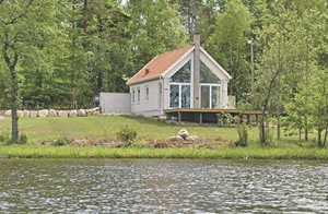  Dejligt feriehus lige ved Åsljungasjön. Flot udsigt over søen fra den store, skønne terrasse. Stejl trappe. ...