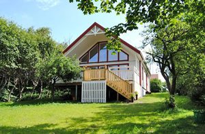  Hus med opholdsrum med brændeovn. Delvist overdækket terrasse. Badeplads ved Lerberget. Havudsigt fra 1. sal. Mange seværdigheder, eks. outlet med Höganäs-keramik. ...