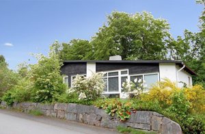  Hyggeligt hus, blot 100 m fra Vittsjöns med dejlig strand. Stor dagligstue med bla. billard og bar. Stort soveværelse i kælder med eget toilet og brusebad. Lille skov bag huset. ...