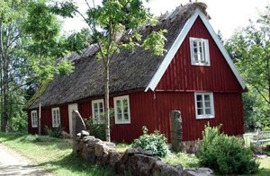  Smagfuldt renoveret hus, ligger midt i vildrigt område med rige forekomster af bær og svampe. Nær Skånes Djourpark. Stejl trappe til første sal. ...