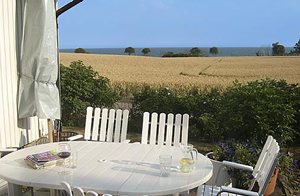 Dette smukke hus ligger i et roligt område. Huset har en dejlig terrasse med skøn udsigt over havet. Et godt udgangspunkt for udflugter i hjertet af Wallander-land. ...