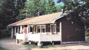 I skov- og sørigt område, på en afskærmet grund ligger dette moderne hus med en stor terrasse. Komb. køkken/opholdsstue. ...