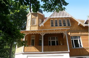  Efter en skøn nats søvn vågner du til lyden af bølgernes brus ... tager en morgendukkert i de salte bølger. Morgenmaden indtages i udestuen med panoramaudsigt. I dette hus mangler du intet. Der  ...