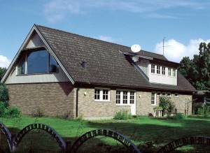  200 m fra havet, ca. 8 km fra Ystad, ved porten til Österlen, ligger denne eksklusive murstensvilla. I stueetagen finder I det store poolrum med billard, motionsrum og sauna. Ved den kilometerlange  ...