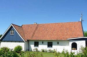  Dejligt møbleret lejlighed i tagetagen på en villa. Stor græsplæne uden for egen indgang. Sandstrand 800 m. Mange udflugtsmuligheder. ...
