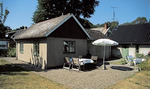 Hyggeligt hus i smuk natur med rigt fugleliv i Höllviken. Der er et fint badested ved havet. Nær windsurfing. ...