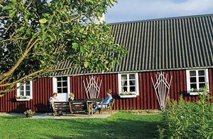 Hyggeligt hus med gammeldags charme. Pæn brændeovn i stuen. Lille sauna. Stort rum med billard. Udsigt over damme. Dyrepark 20 km. ...