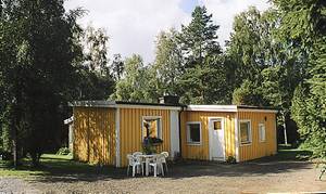 Fritidshus ved Hallandsåsen i smukt skovområde. Nedenfor huset er der en å, hvori der kan fiskes. Båd 5 km. Alpinanlæg 8 km. Adgang til fryser. S01672: 75 m. ...