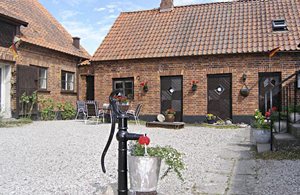  Hus med udsigt over enge, marker og en sø (300m²) med bademulighed. Adgang til en brændeopvarmet sauna. Legehus, 2 kajakker. Nær Malmö og Trelleborg. ...