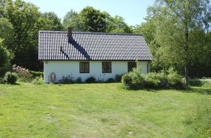  Nyd varme aftener ved grillen med landskabet som baggrundsmaleri. Huset er smagfuldt indrettet og indbyder til hyggeligt samvær. Båstad 4 km med mange forlystelser. ...