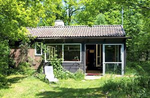 Hyggelig, enkelt indrettet hus med rummelig udestue. Ligger i naturskønt feriehusområde. Varmelampe på terrassen. Ikke-ryger hus. ...