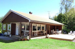 Dejligt, rummeligt hus med både overdækket og åben terrasse. Stor fælles pool og børnepol. Dejligt, meget kuperet område med søer. Kungsbyggets alpinanlæg ca. 5 km. ...